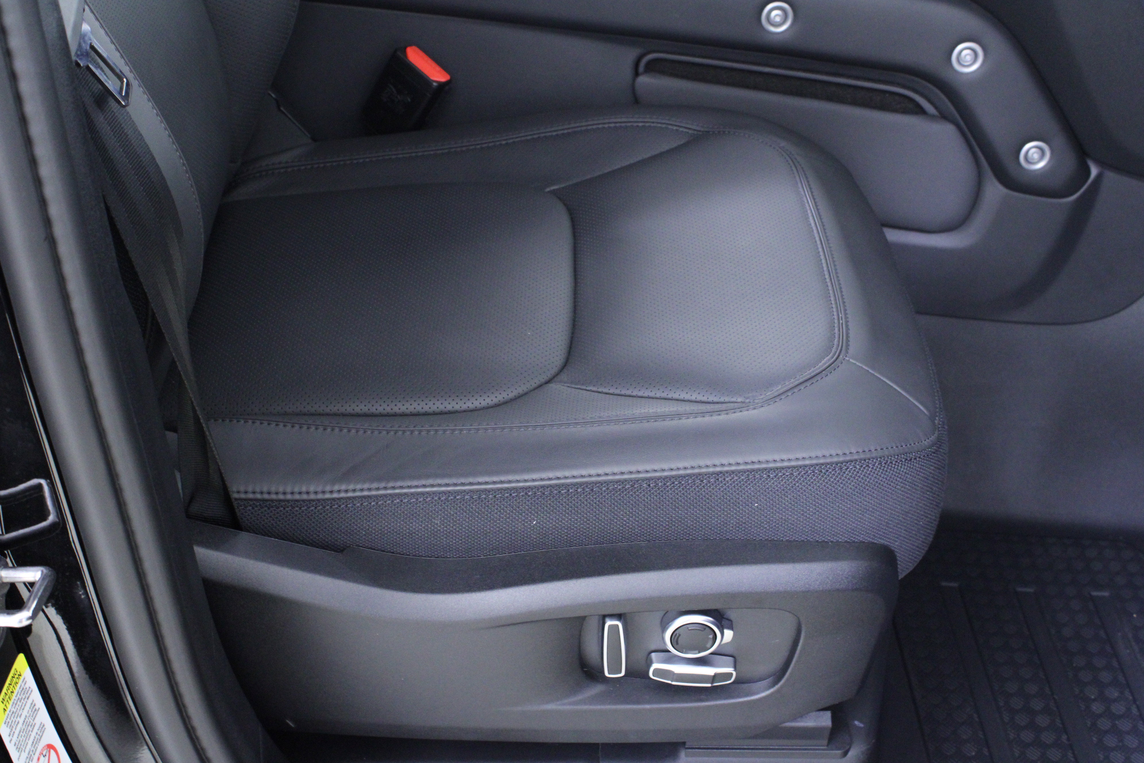 Used 2025 Land Rover Defender 130 V8 image 17