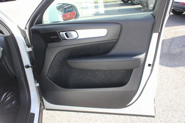 Used 2019 Volvo XC40 T5 Momentum image 30