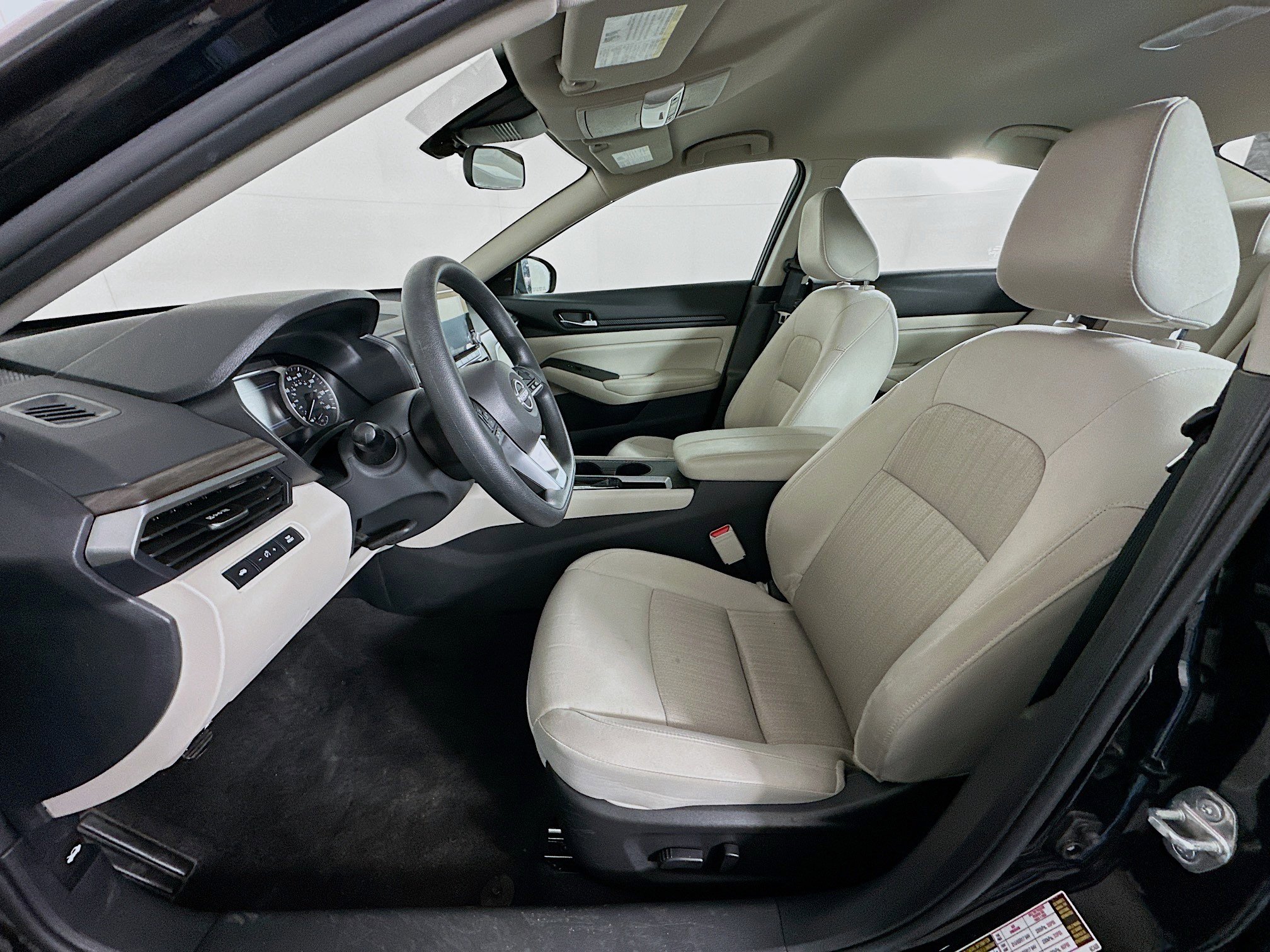 Used 2025 Nissan Altima 2.5 SV image 13