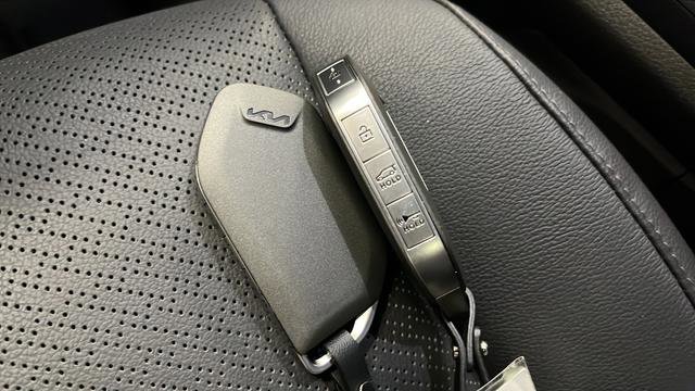 Certified 2025 Kia Carnival SX Prestige FWD image 21