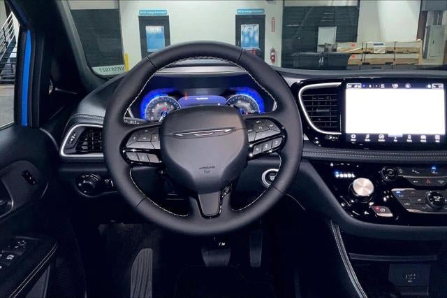 New 2027 Chrysler Pacifica Limited AWD/4WD image 27