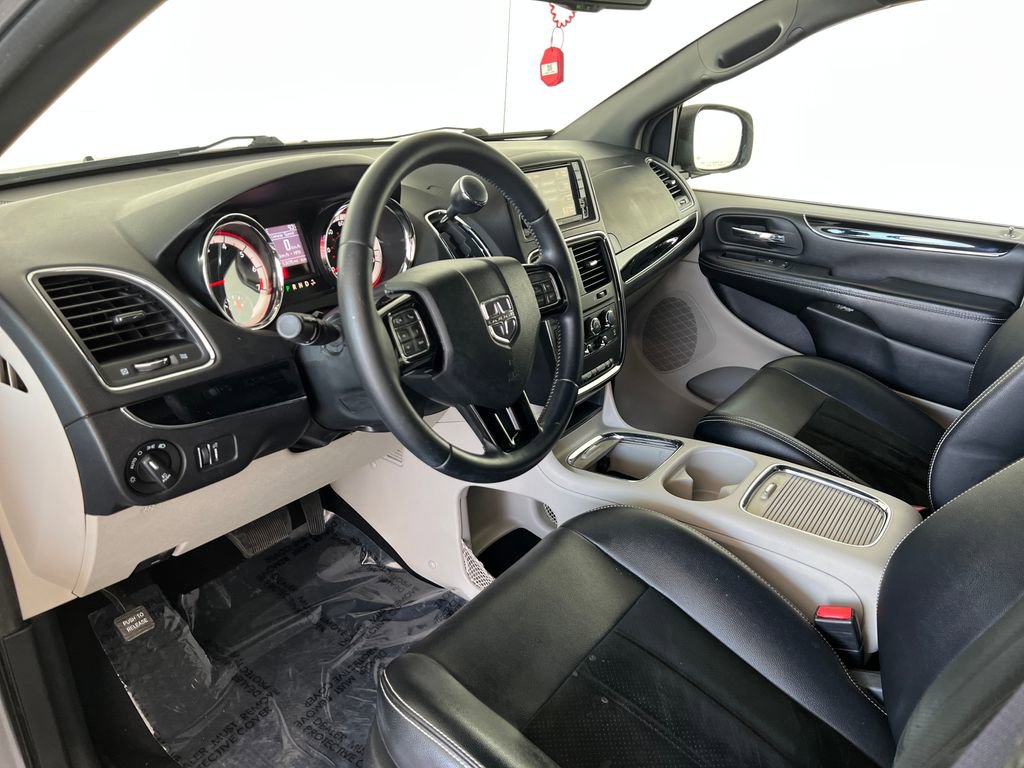 Used 2017 Dodge Grand Caravan SXT w/ Rear Park Assist Package FWD image 19
