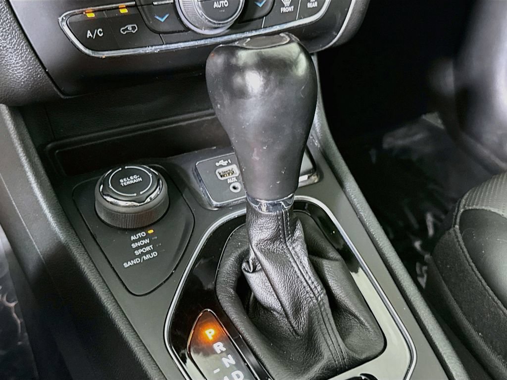 Used 2022 Jeep Cherokee Limited AWD/4WD image 11