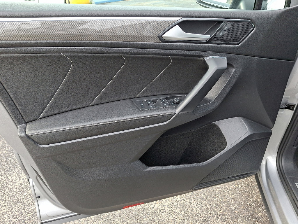 Used 2023 Volkswagen Tiguan SE R-Line image 22