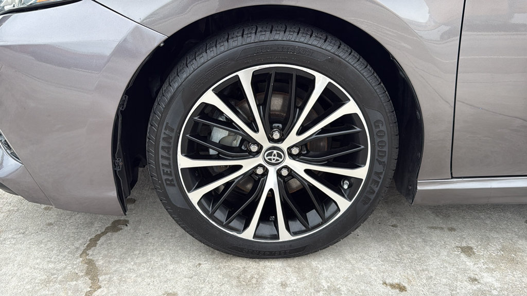 Used 2018 Toyota Camry SE w/ Moonroof Package FWD image 18