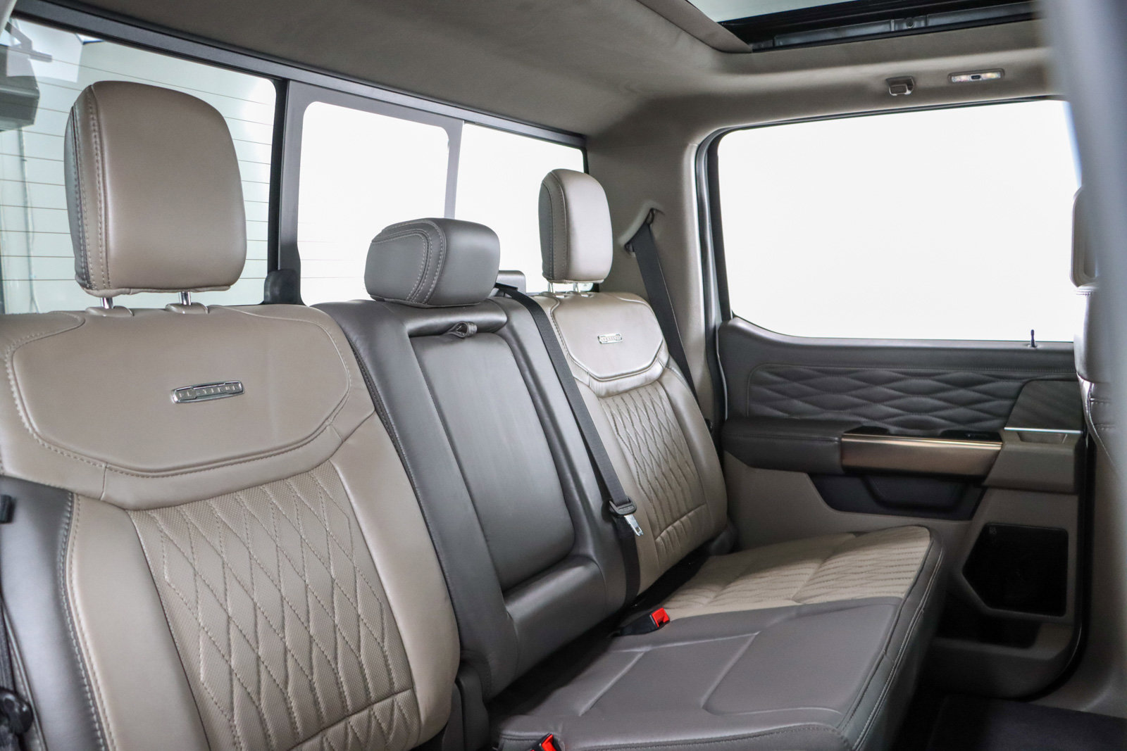 Used 2025 Ford F450 Platinum w/ Platinum Plus Package image 32