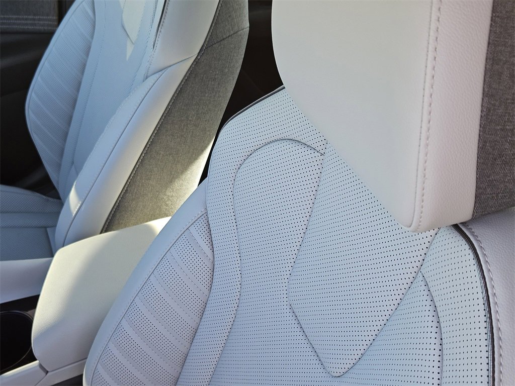 New 2025 Hyundai Elantra Limited image 24