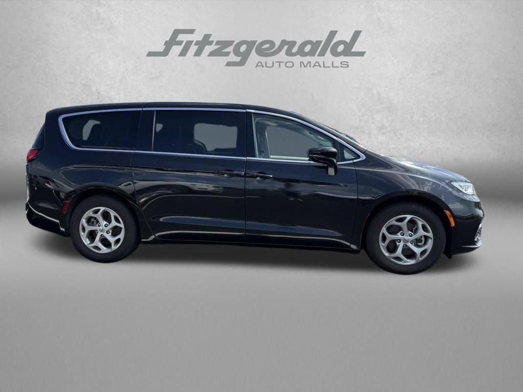 Used 2024 Chrysler Pacifica Limited FWD image 5