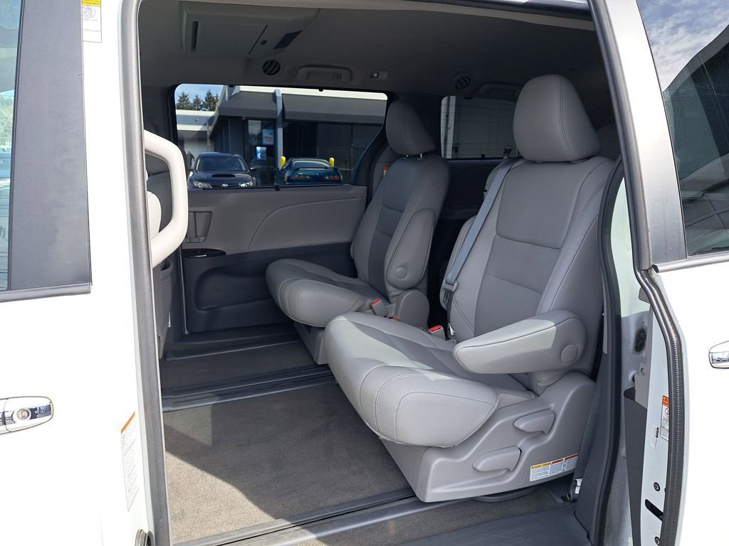 Used 2017 Toyota Sienna XLE Premium image 12