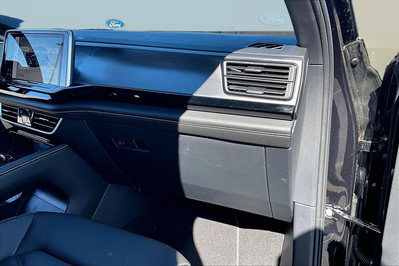 Used 2024 Volkswagen Atlas Cross Sport SE w/ Panoramic Sunroof Package image 27