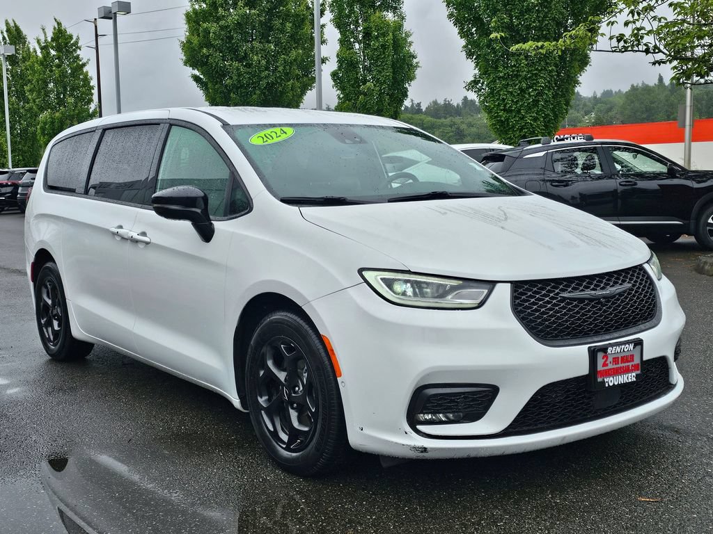 Used 2024 Chrysler Pacifica Limited FWD image 3