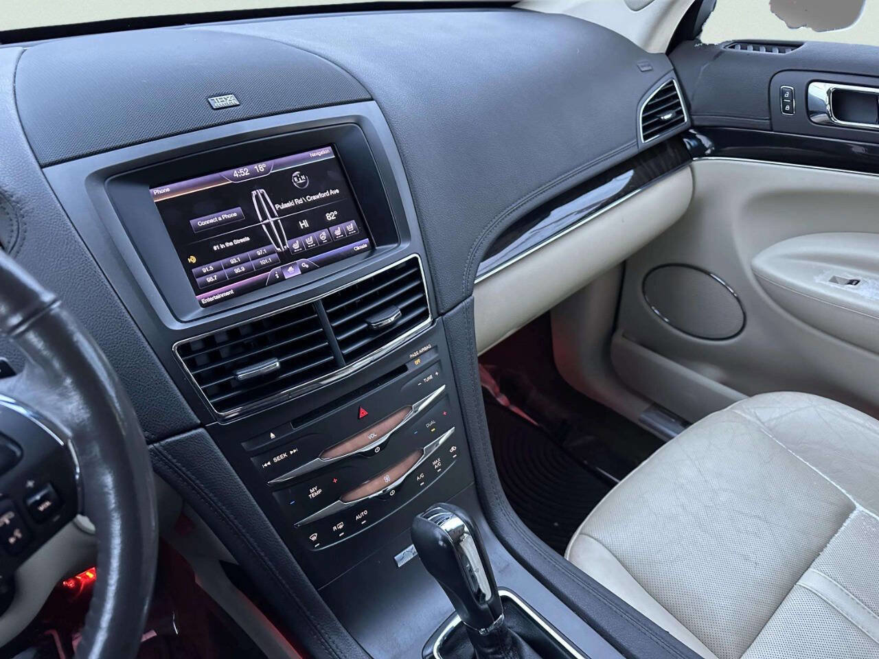 Used 2013 Lincoln MKT AWD image 30