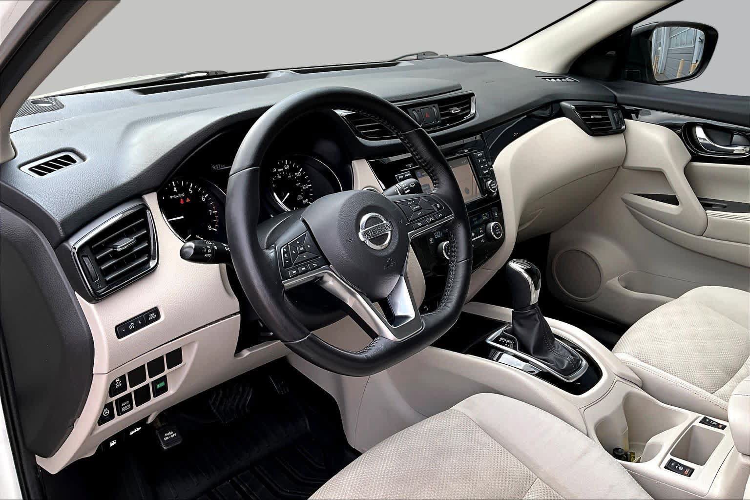 Used 2018 Nissan Rogue Sport SV w/ SV Technology Package AWD/4WD image 18