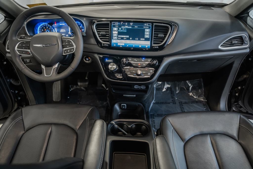 Used 2025 Chrysler Pacifica Select image 25