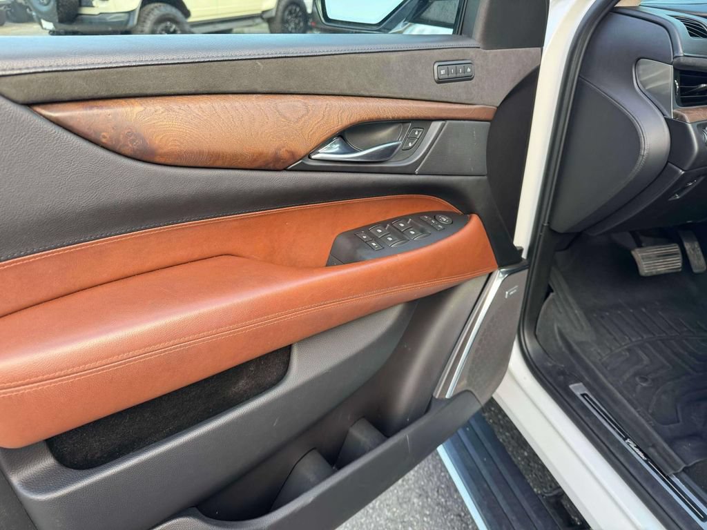 Used 2018 Cadillac Escalade Premium Luxury AWD/4WD image 18