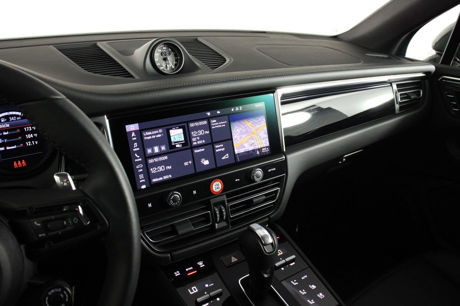 Certified 2025 Porsche Macan Turbo image 13