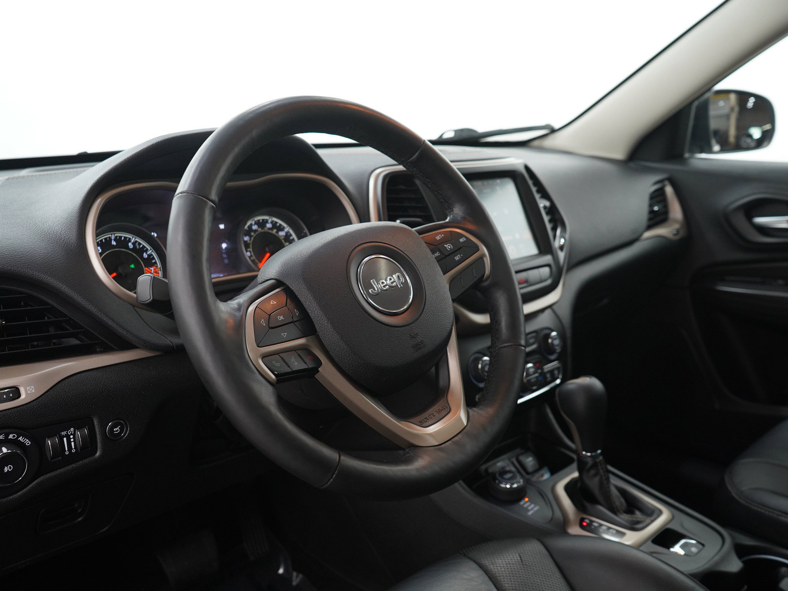 Used 2015 Jeep Cherokee Limited w/ Luxury Group AWD/4WD image 27