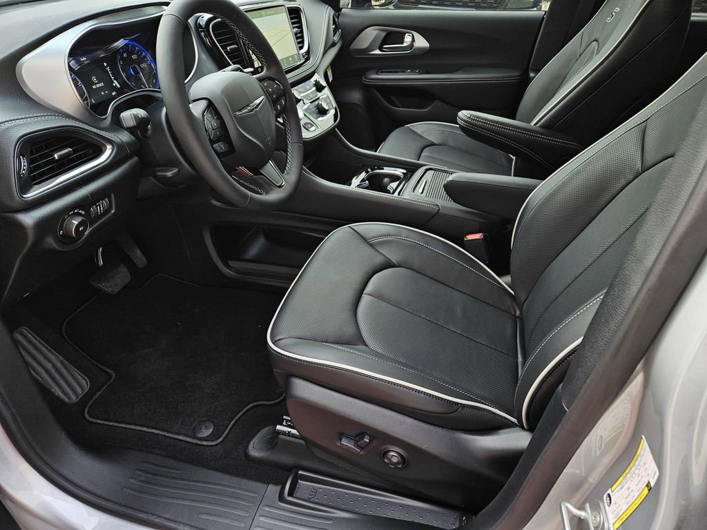 New 2026 Chrysler Pacifica Limited FWD image 16