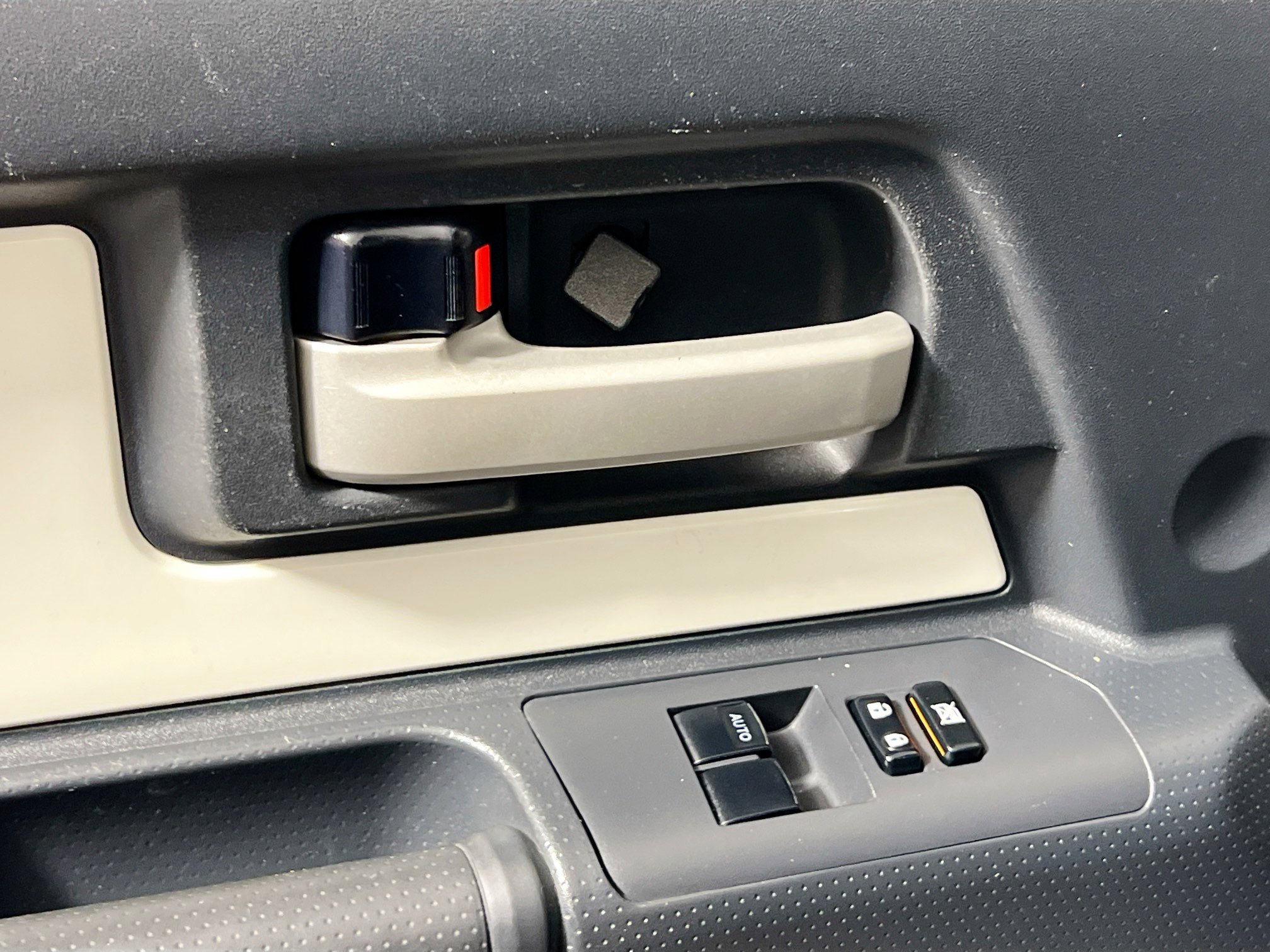 Used 2014 Toyota FJ Cruiser 4WD w/ Upgrade Package image 16