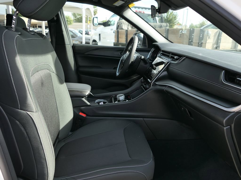 Used 2025 Jeep Grand Cherokee Laredo X image 23