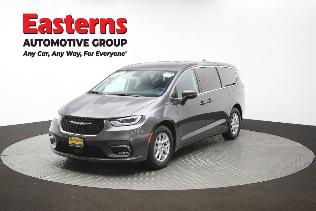 Used 2023 Chrysler Pacifica Touring-L image 59