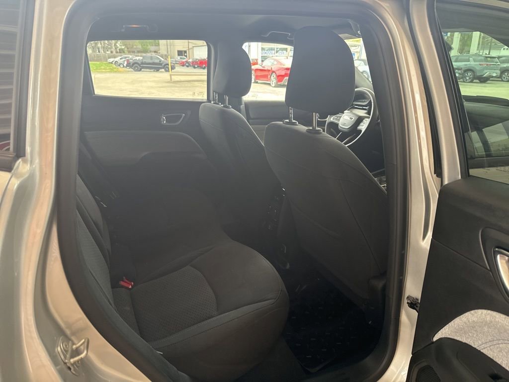 Used 2025 Jeep Compass Sport image 19