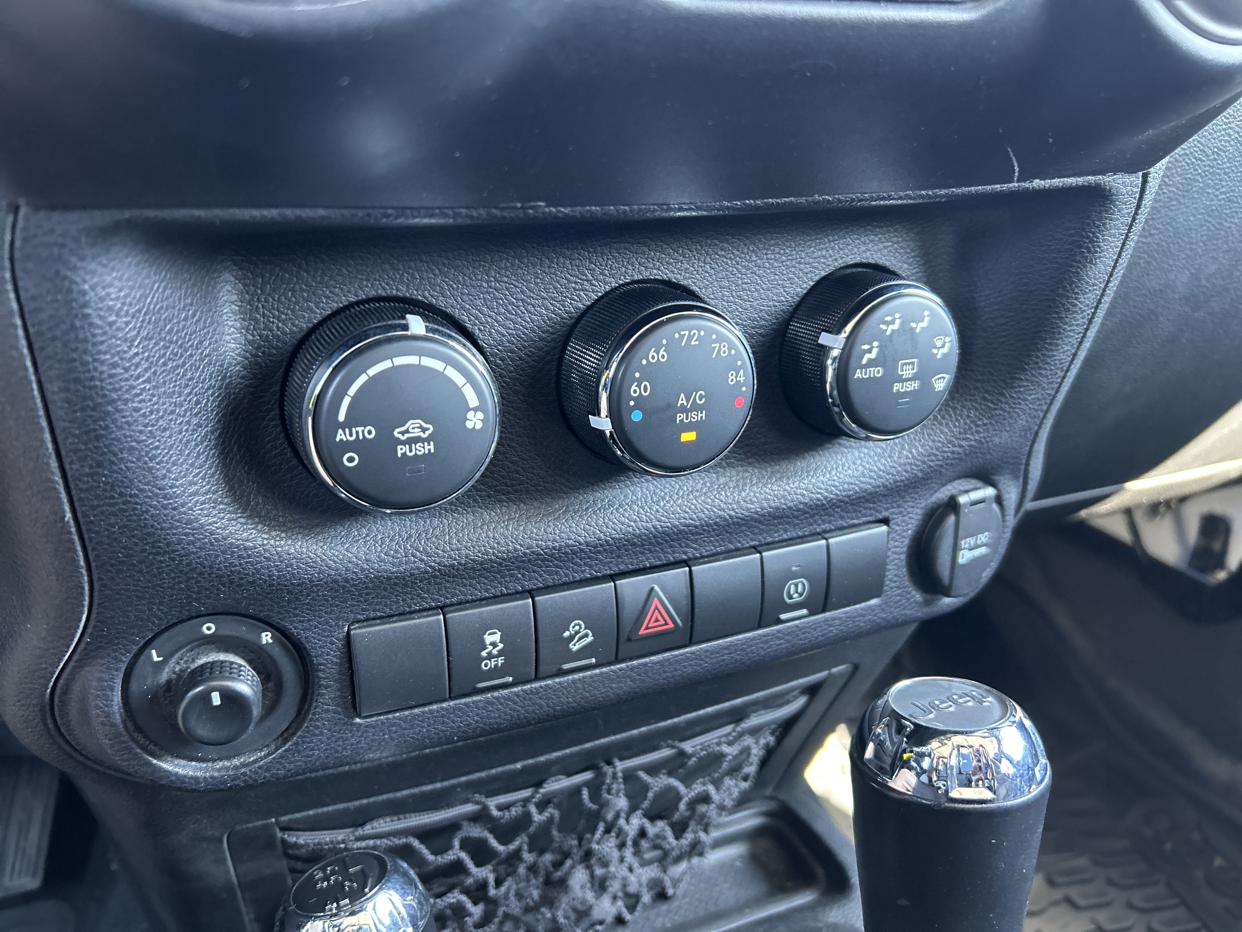 Used 2017 Jeep Wrangler Unlimited Sahara w/ Connectivity Group AWD/4WD image 18