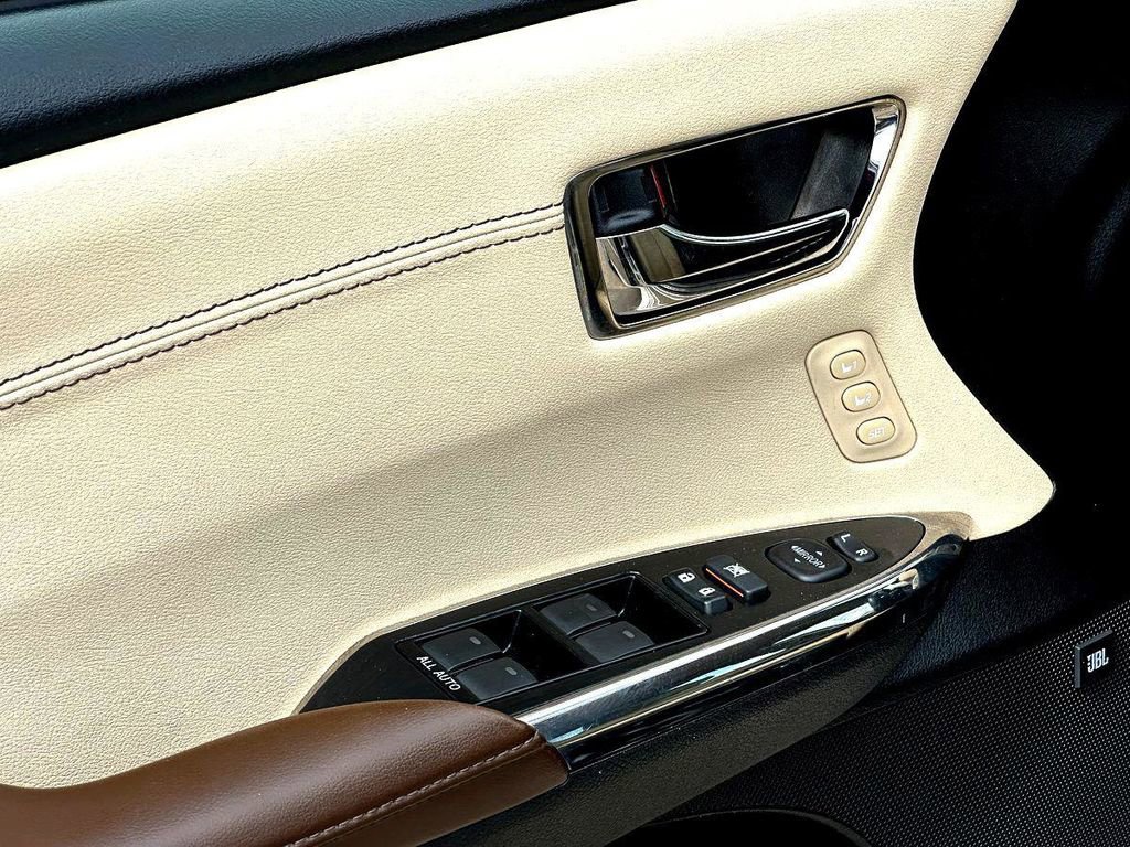 Used 2018 Toyota Avalon Limited image 13