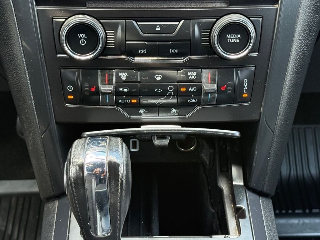 Used 2018 Ford Explorer XLT w/ Equipment Group 202A AWD/4WD image 25