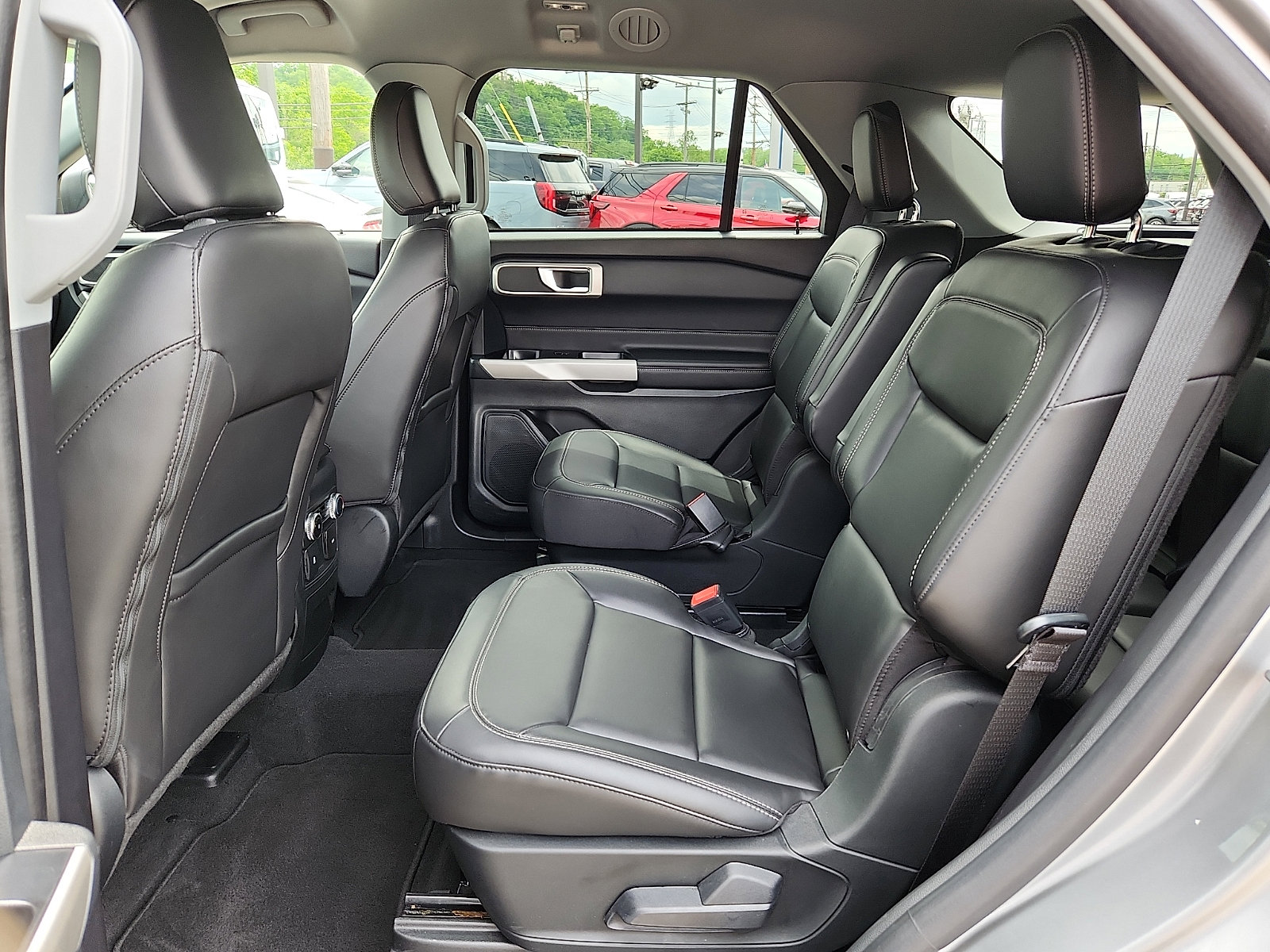 Used 2022 Ford Explorer XLT w/ Equipment Group 202A AWD/4WD image 10