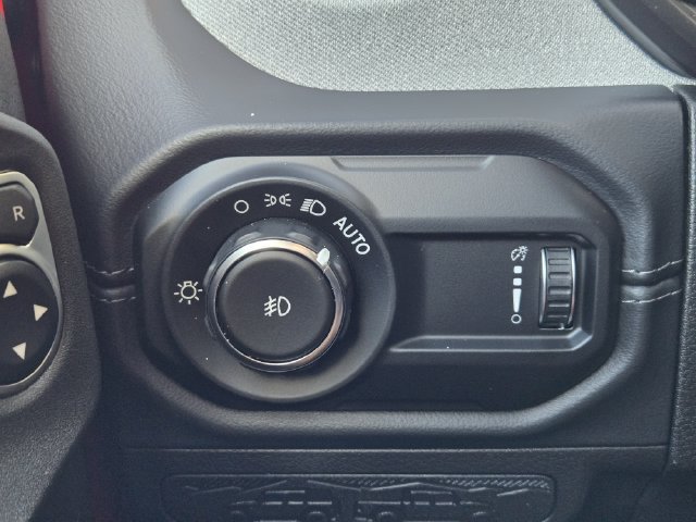 Used 2026 Jeep Wrangler Unlimited Sahara AWD/4WD image 30