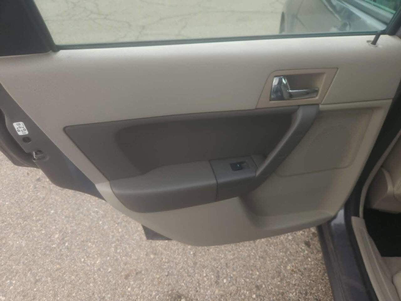 Used 2010 Ford Focus SEL FWD image 12