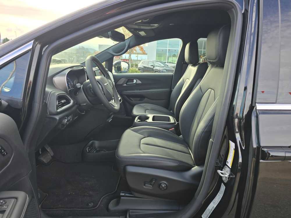 New 2026 Chrysler Pacifica Select AWD/4WD image 9