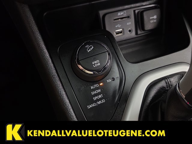 Used 2017 Jeep Cherokee Overland w/ Technology Group AWD/4WD image 21