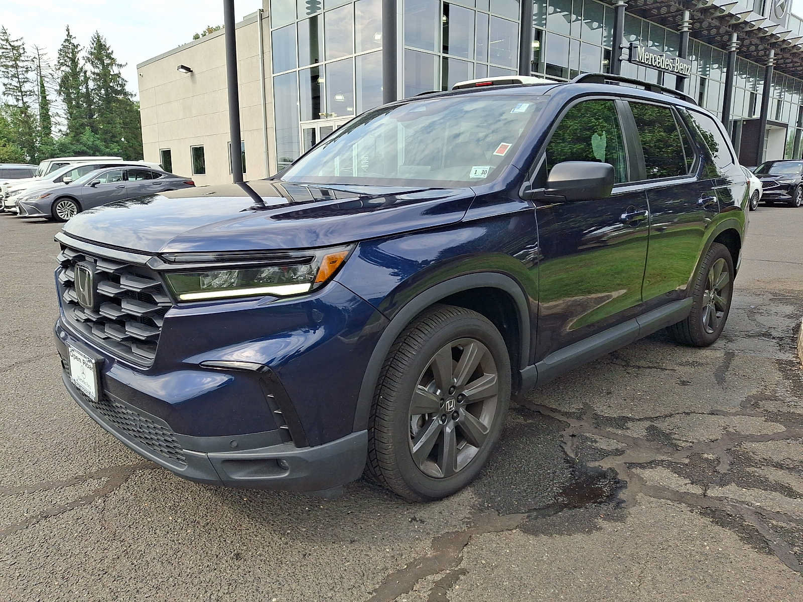 Used 2025 Honda Pilot Sport image 3