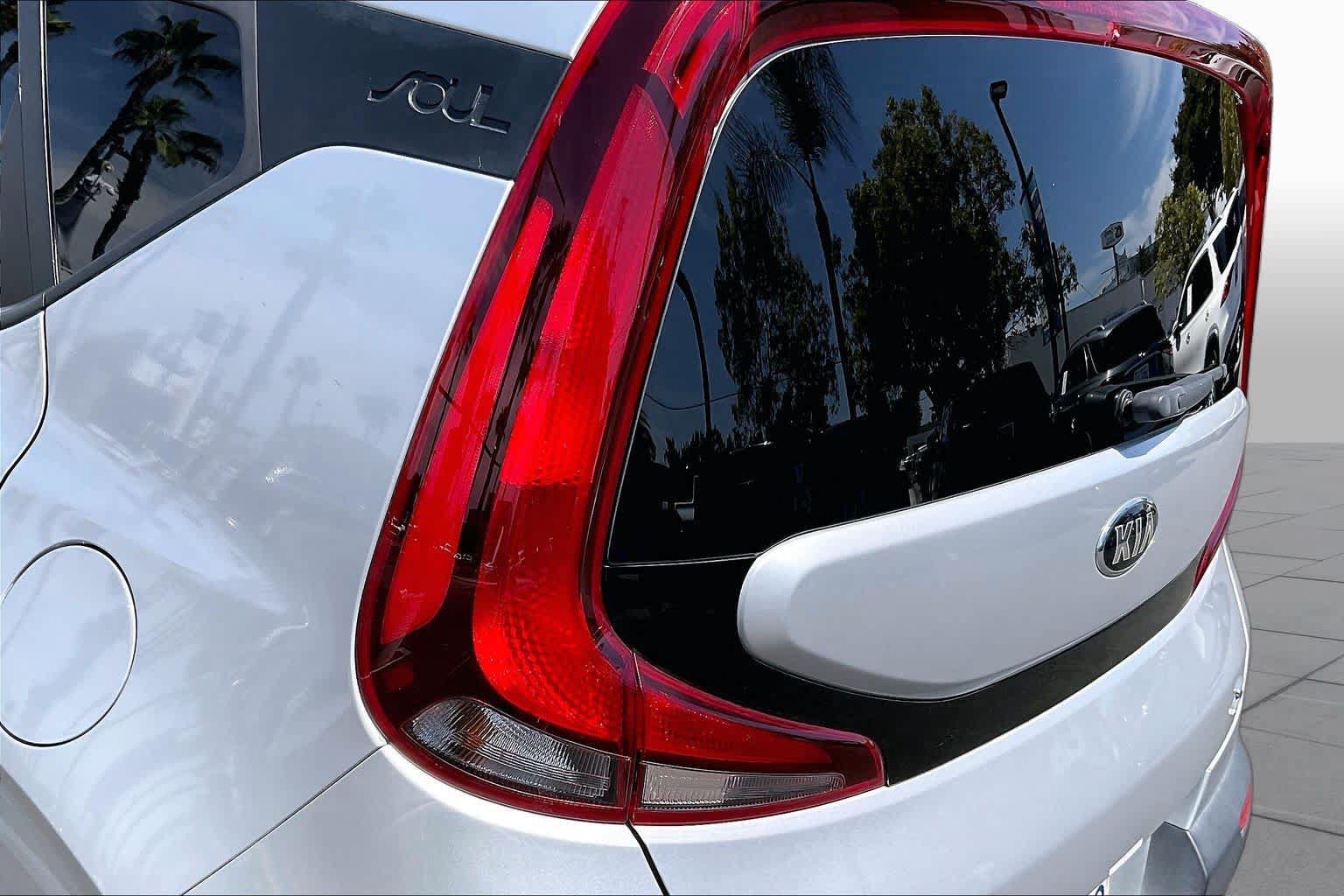 Used 2020 Kia Soul S FWD image 28