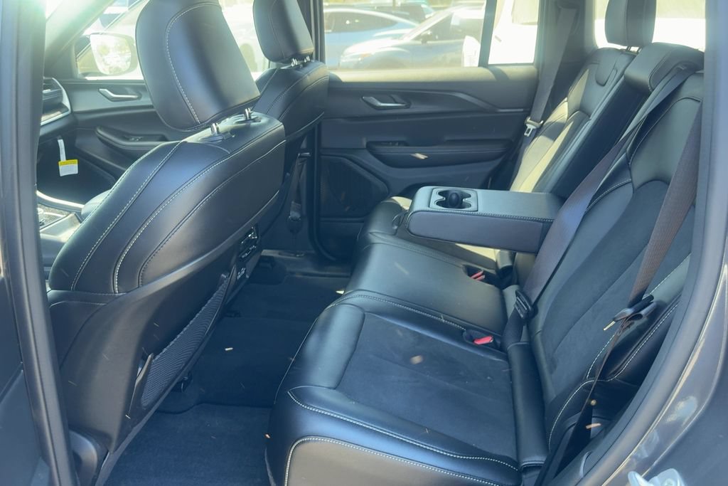 Used 2025 Jeep Grand Cherokee Altitude RWD image 12