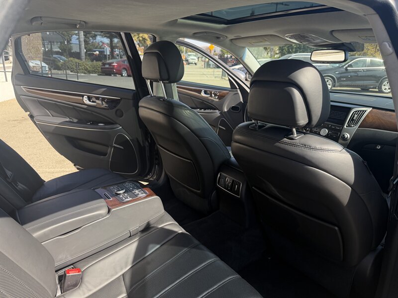 Used 2011 Hyundai Equus Signature RWD image 30