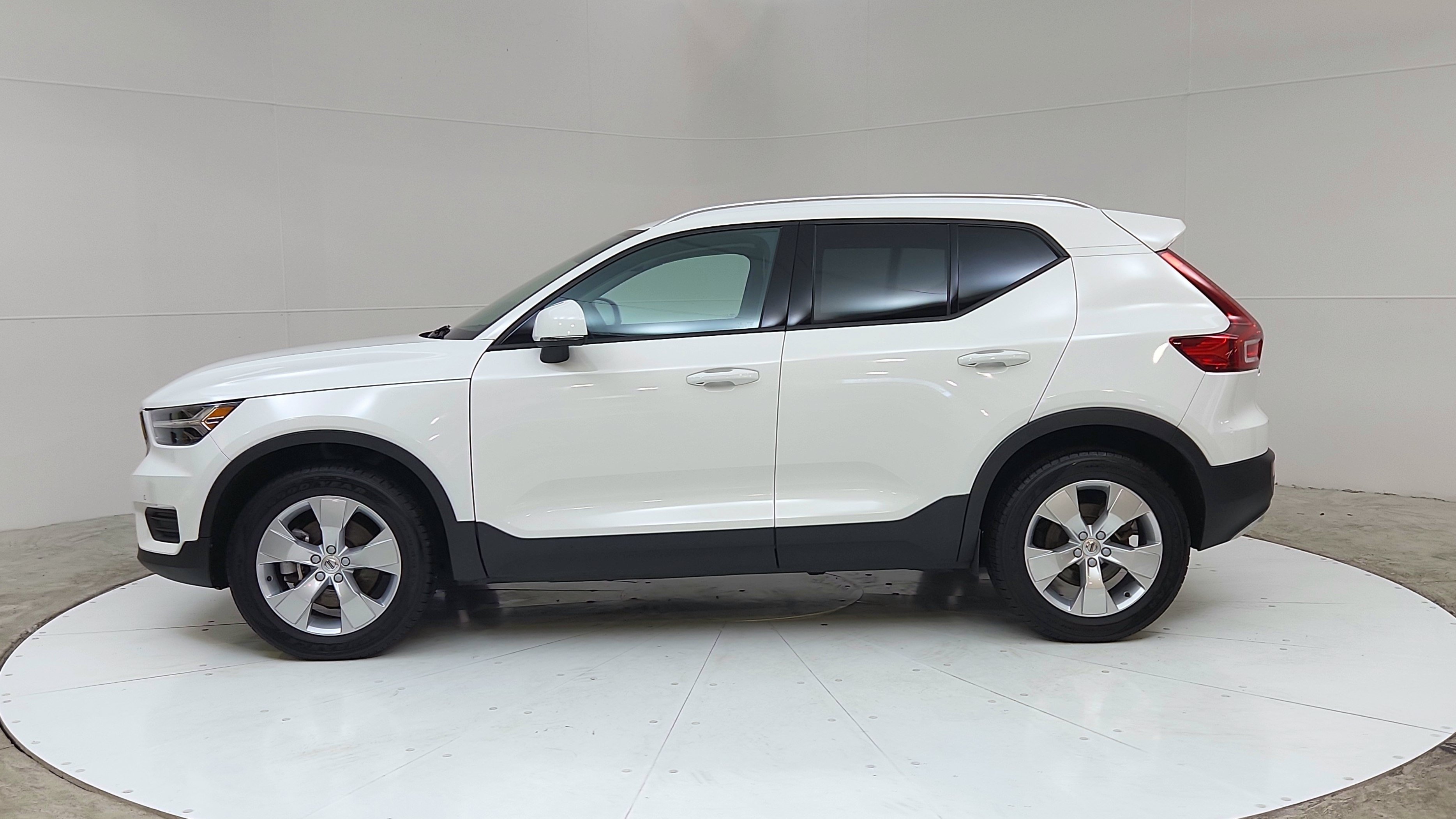 Used 2020 Volvo XC40 T4 Momentum FWD image 4
