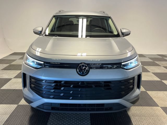 Certified 2025 Volkswagen Tiguan SE FWD image 2