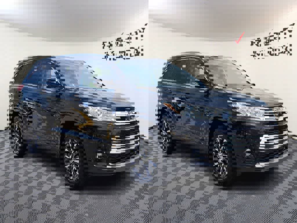 Used 2019 Toyota Highlander XLE image 3