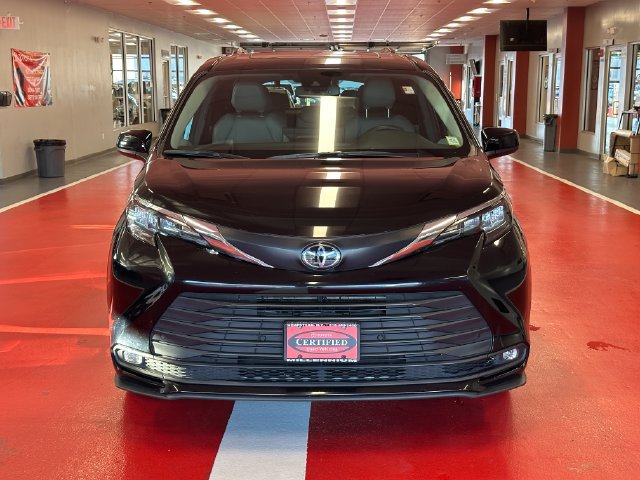 Certified 2026 Toyota Sienna XLE FWD image 8