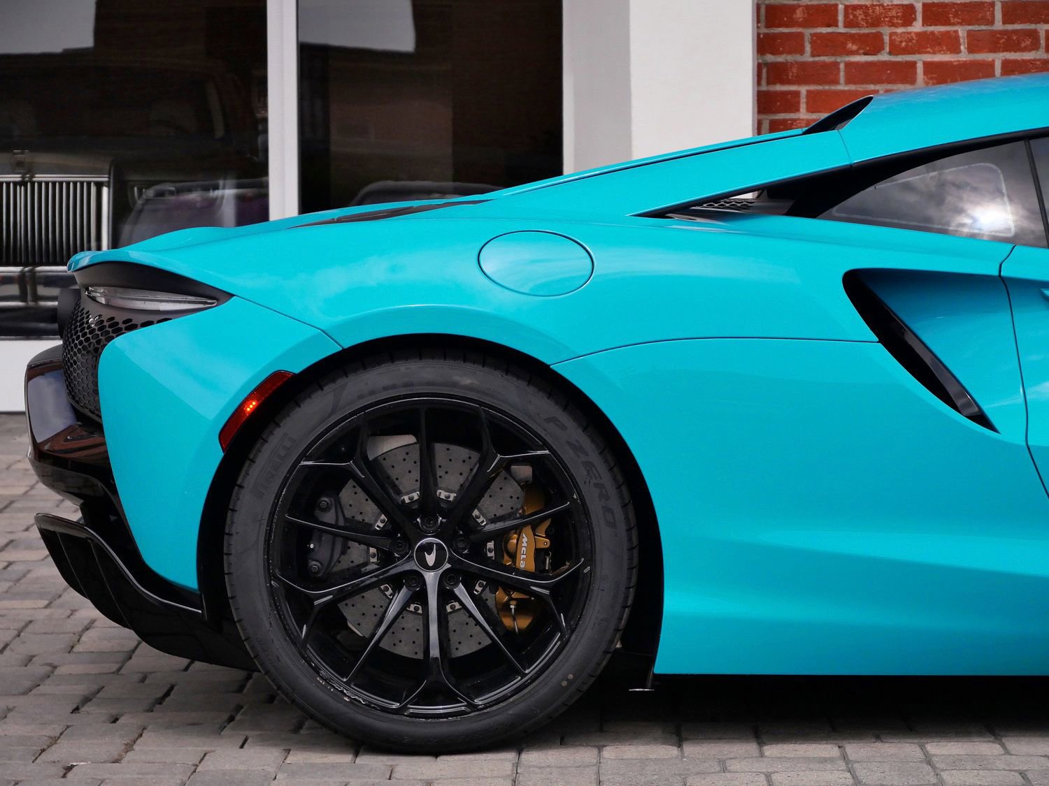 Used 2023 McLaren Artura RWD image 14