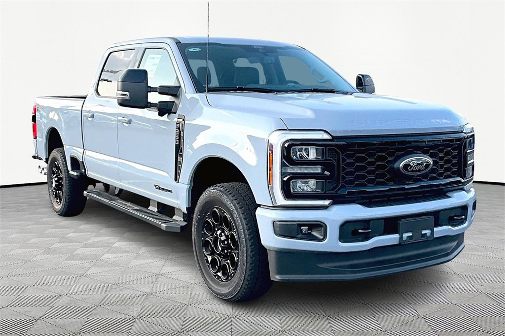 New 2025 Ford F250 Lariat w/ Black Appearance Package