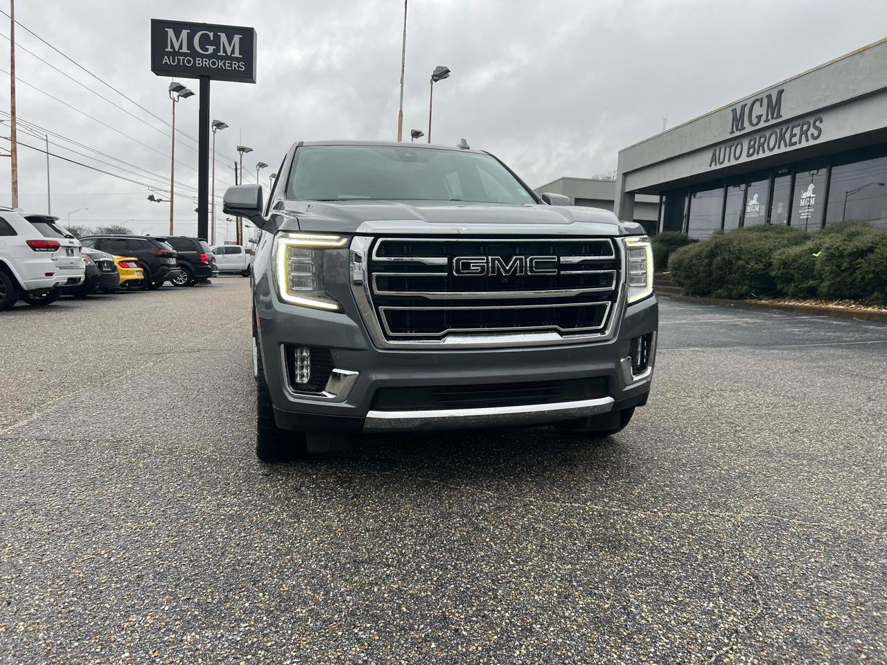 Used 2022 GMC Yukon SLT w/ SLT Premium Package image 4