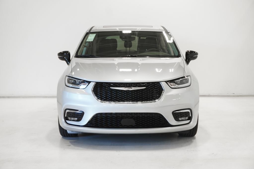 Certified 2024 Chrysler Pacifica Limited image 3