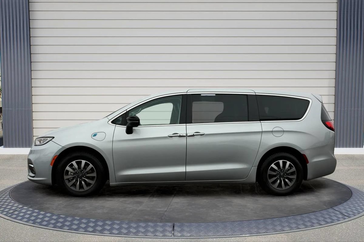 Used 2024 Chrysler Pacifica Limited FWD image 4