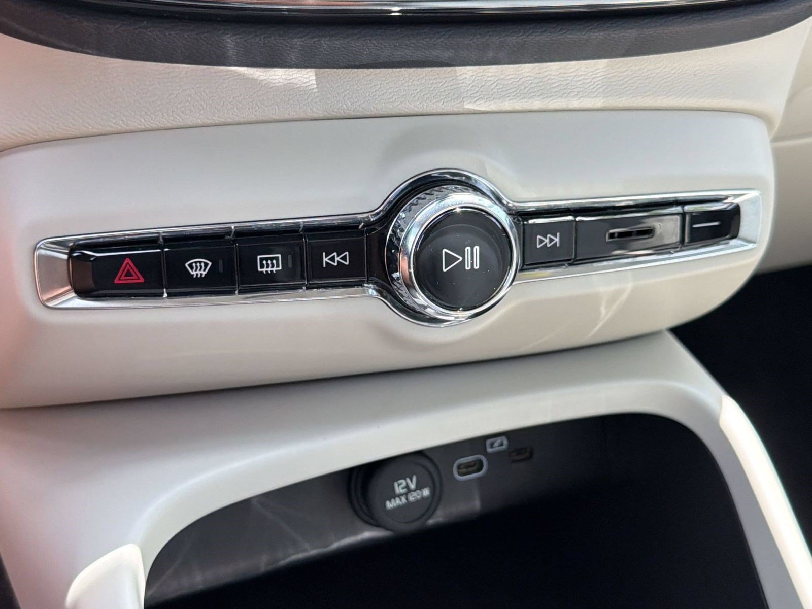 Certified 2026 Volvo XC40 B5 Plus AWD/4WD image 18