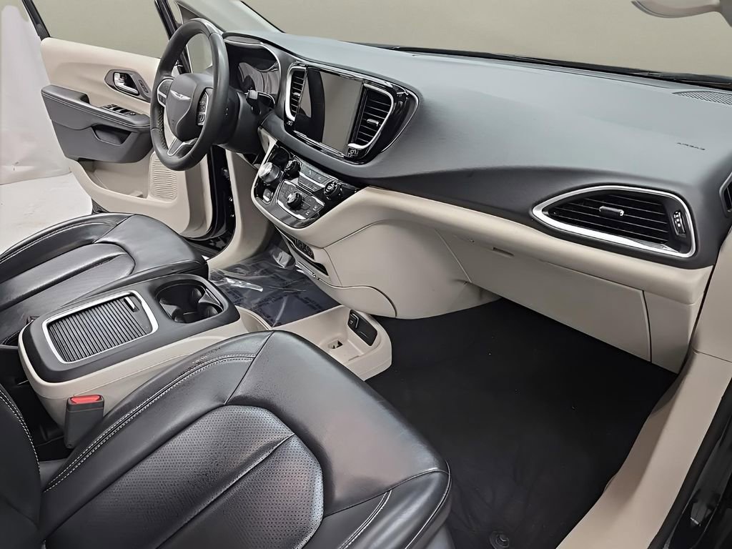 Used 2023 Chrysler Pacifica Touring-L image 20