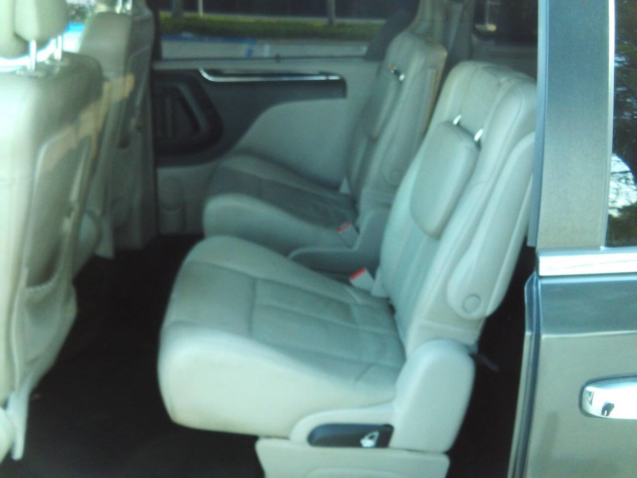 Used 2012 Chrysler Town & Country Limited w/ Luxury Group image 20